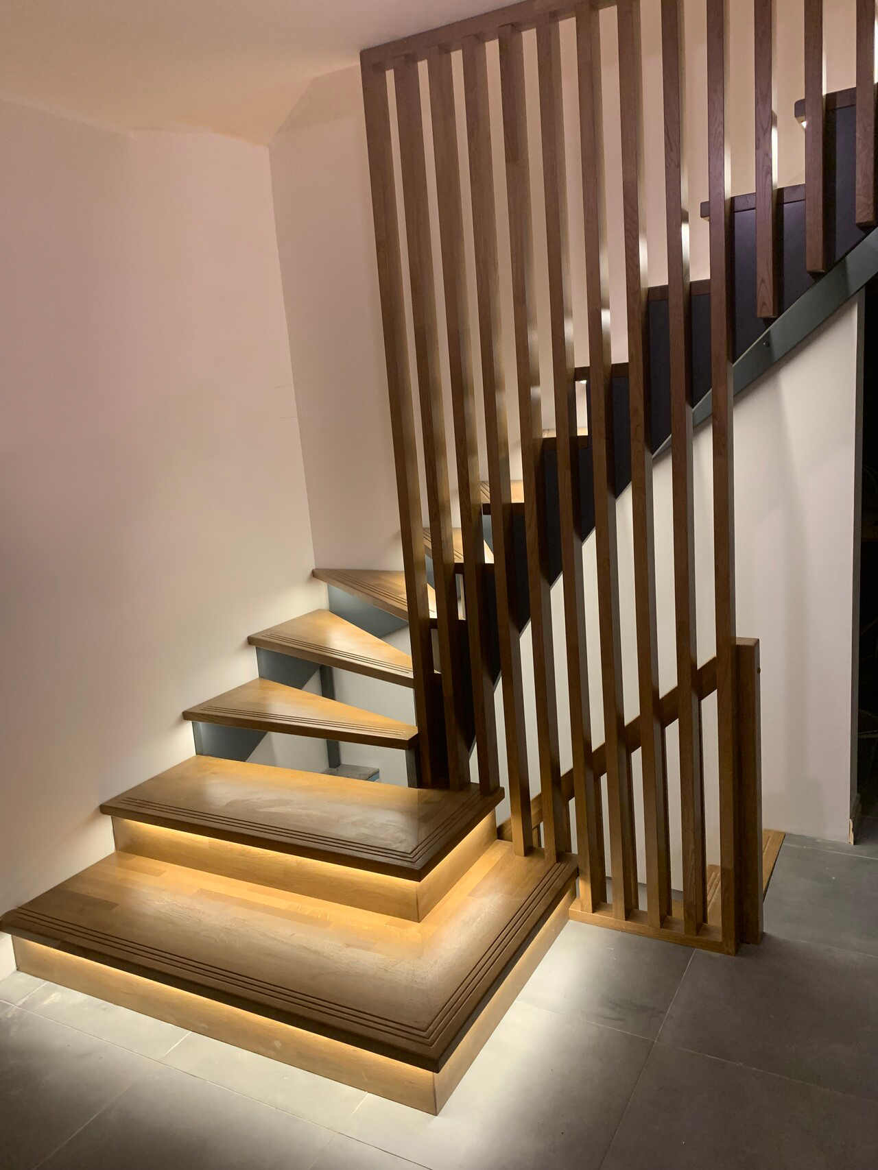 Maßgefertigte Designertreppe mit LED-Beleuchtung