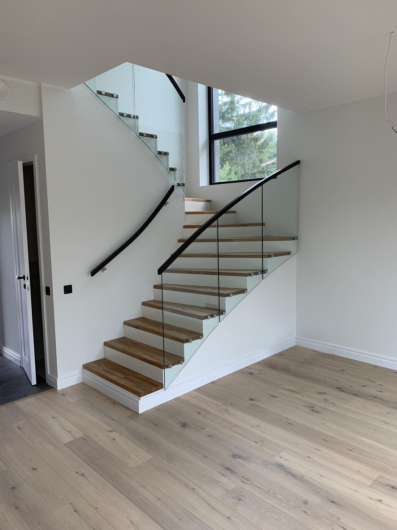 Disain-Treppe mit Glasgeländer
