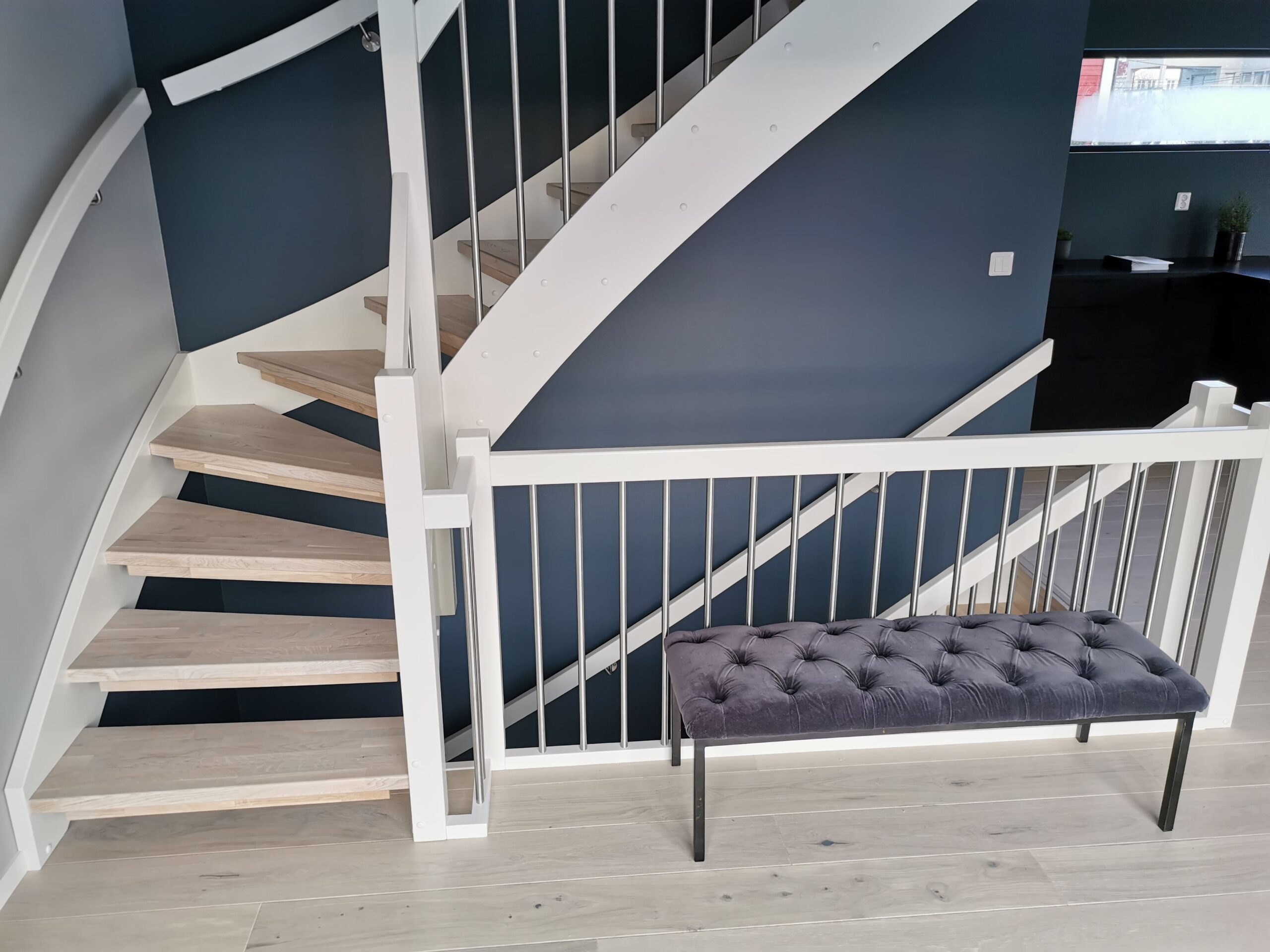 Treppe im skandinavischen Stil über zwei Etagen